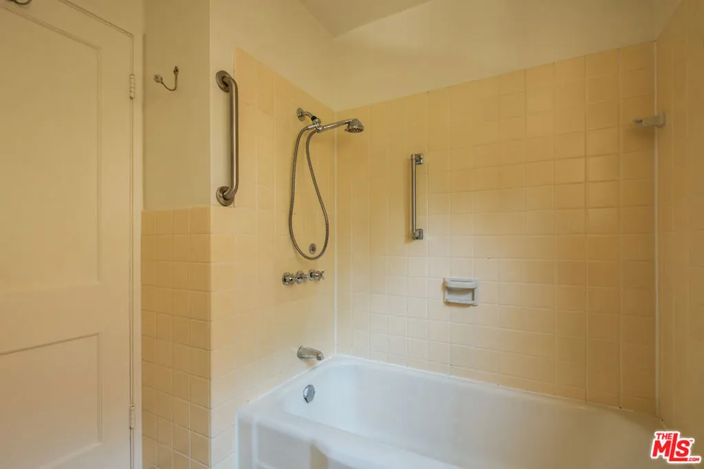 5273 Village, Los Angeles, California 90016 home-pic-22